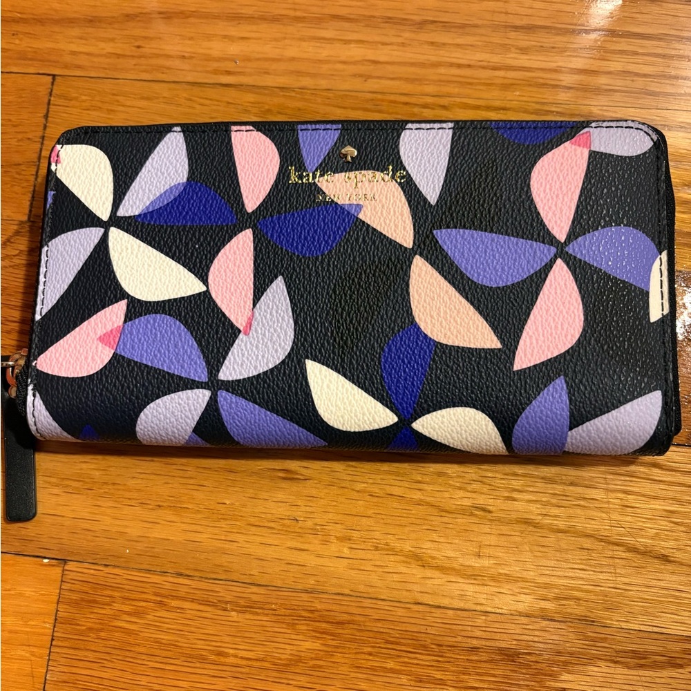 ✨ Kate Spade New York Zip-Around Wallet — Geometric Floral Print (NWT)
